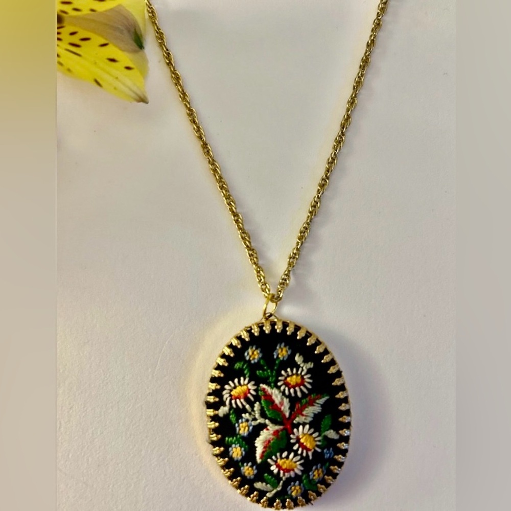 Vintage Hillcraft Necklace Embroidered Daisies & Forget-Me-Nots w goldtone Chain